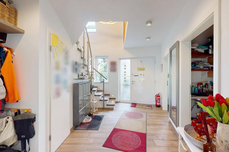 Modernes Wohnen für Familien: Freistehendes A+ Einfamilienhaus mit großzügigen Außenflächen – Flur EG