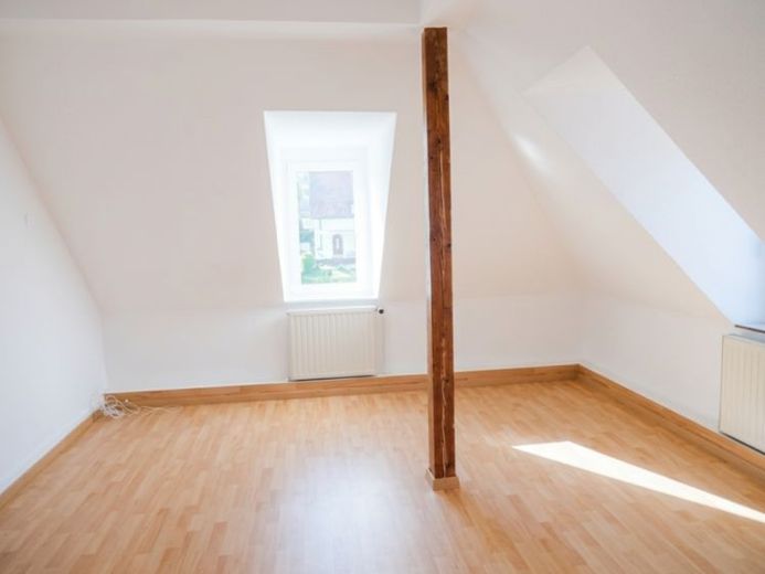 helle 3-Zimmer-Dachgeschosswohnung mit Stellplatz in Bad Kissingen-Garitz – Foto 1
