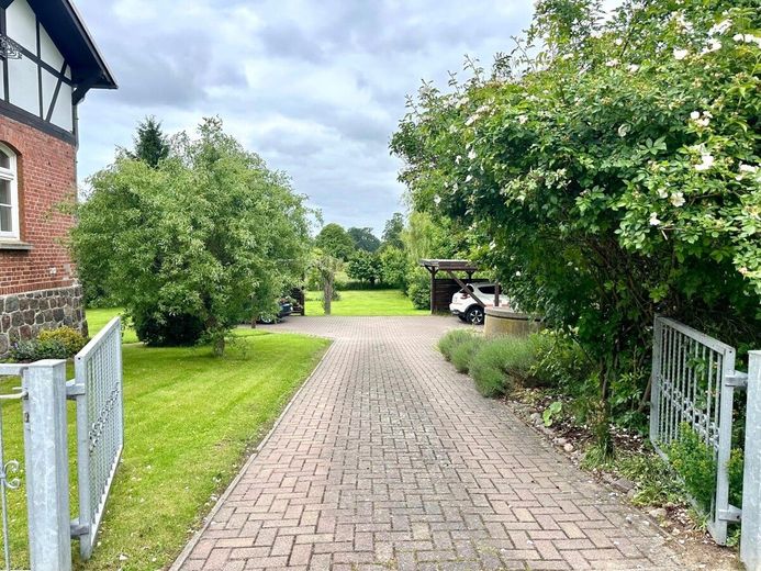 HORN IMMOBILIEN ++ uroczy dom dwurodzinny w Klein Helle, tylko 15 min do Neubrandenburga – Zufahrt