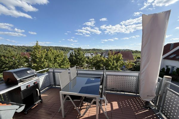 Maisonette mit Weitblick – 2 Balkone, Studio & Tiefgarage am ruhigen Ortsrand (provisionsfrei)