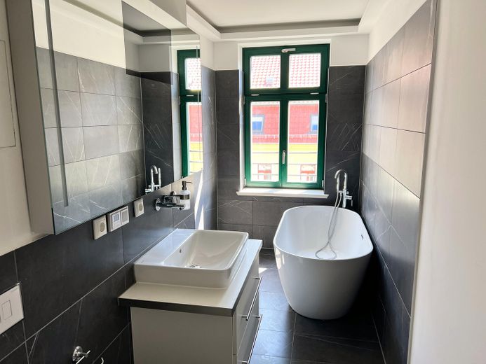Elegant und luxuriös *dunkles Parkett * Fußbodenheizung * Lichtbänder * Tageslichtbad * Aufzug * – Badezimmer