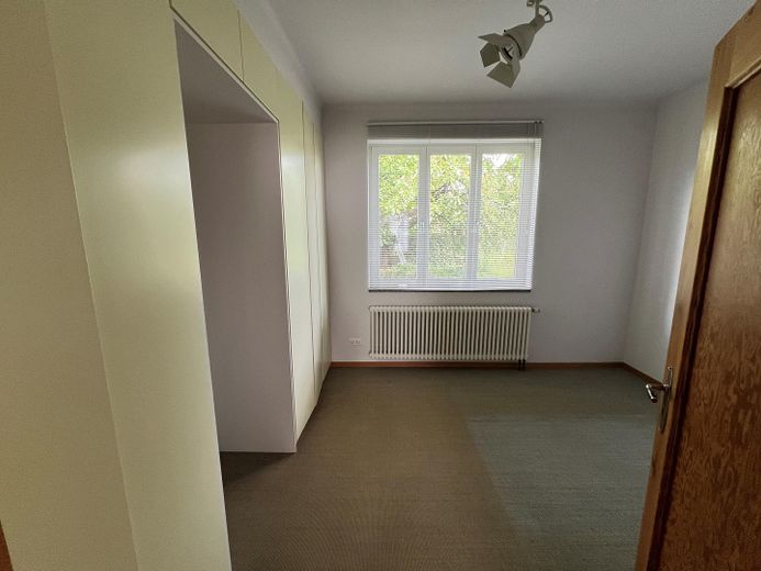 PROVISIONSFREI: Charmantes EFH in zentraler, ruhiger Anliegerstraße – Blick in das Schlafzimmer
