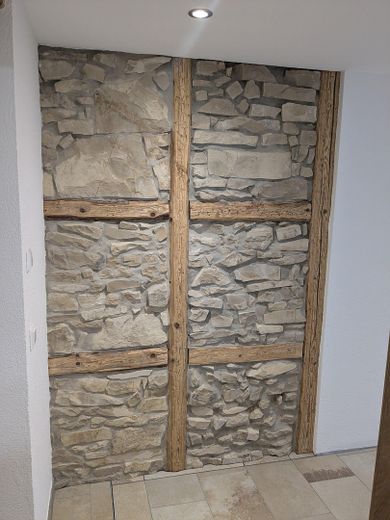 Steinwand im Eingangsbereich