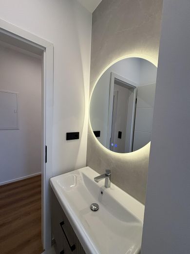 Primera ocupación de un apartamento de 2 habitaciones tras una reforma de alta calidad – Badezimmer