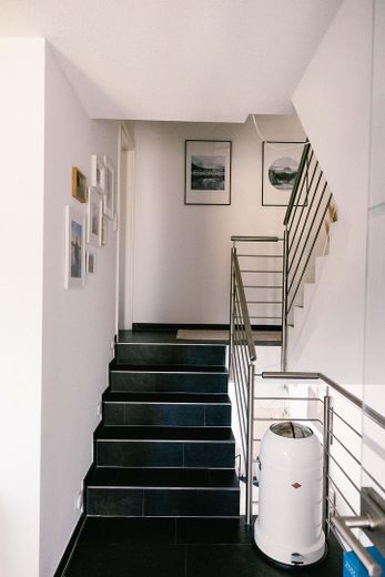 Senza commissioni! Casa bifamiliare sfalsata su più livelli, personalizzata, con garage doppio e vista panoramica! – Flur