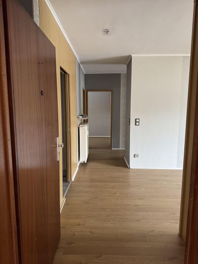 4-kamerappartement op de begane grond met balkon, garage en gebruik van de tuin in rustige ligging, Haibach – Flur