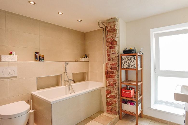 Badezimmer (Wanne + Dusche)