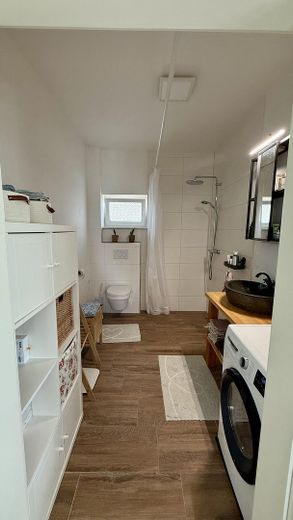 Jak nowy drewniany bungalow klasy A+ w pobliżu Eidery – ogród, widok na pola, bez prowizji – Badezimmer