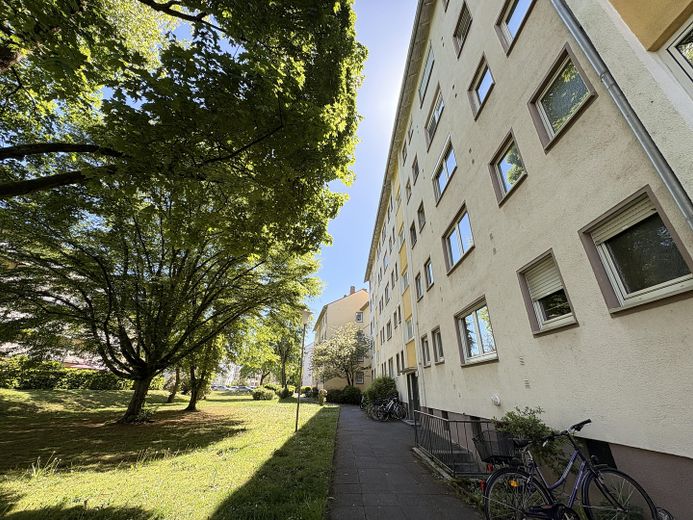 Renditestarke 3 Zimmer-Wohnung mit Balkon in einer sehr guten Lage zu verkaufen – Vorderhausansicht