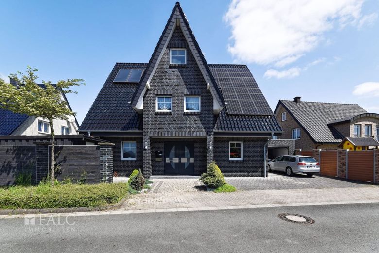 Familienidylle mit Stil: Großzügiges Einfamilienhaus mit Sauna, Garten &amp; hochwertiger Ausstattung – Außenansicht