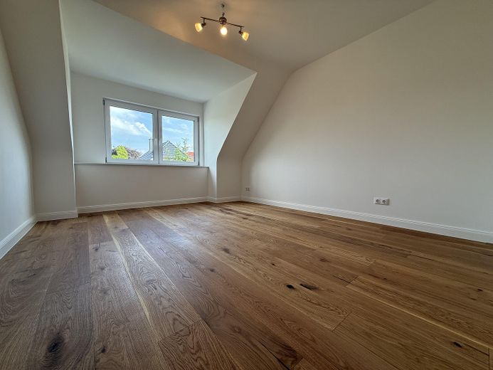 Etagen-Wohnung mit Reihenhaus-Charakter: kernsaniert, hell, Top-Schnitt, gut angebunden & im Grünen – Schlafzimmer-2