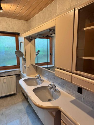 WG-Neugründung Tübingen: 180 m² Wohnen im Grünen, 450 m² Garten, Top-Bad & All-In-Pauschale – Bad mit Doppelwaschtisch