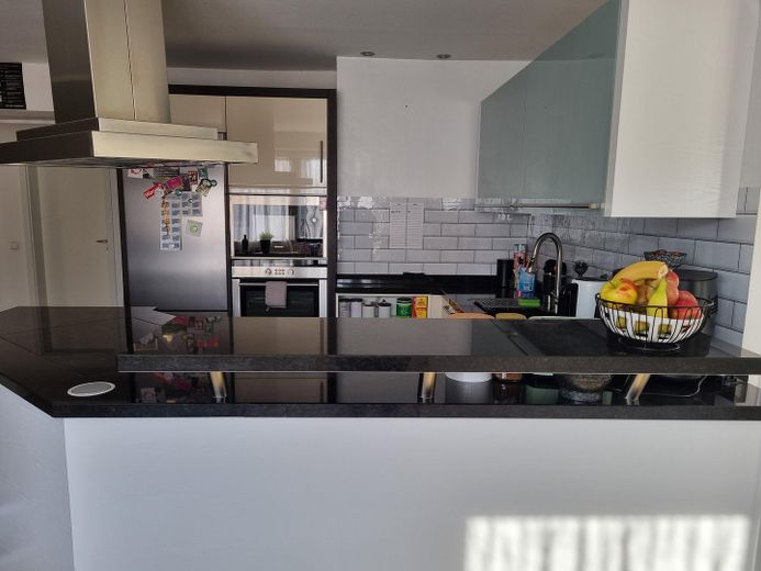 Appartamento di 3,5 locali, terrazza sul tetto di 98 m², veranda, garage doppio – Küche mit Theke