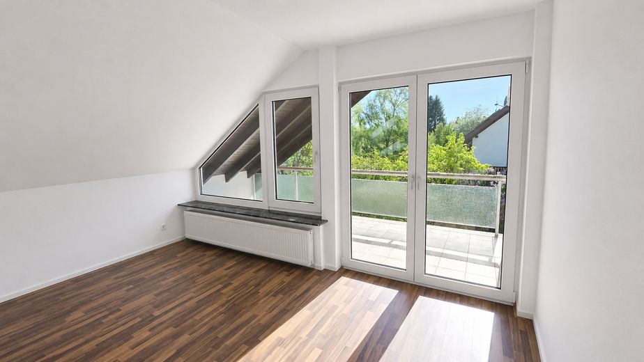 Bezugsfrei & provisionsfrei: Flexibles Dreifamilienhaus in Weilburg – Wohnzimmer DG 1