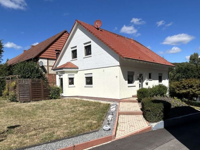 Casa unifamiliare ben tenuta a Spangenberg Herlefeld / anno di costruzione 1999, ampio terreno e buona distribuzione degli spazi – Foto 1