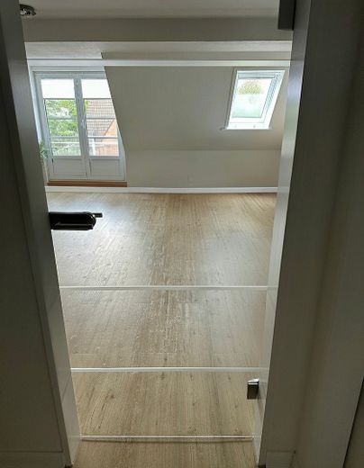 De particulier : appartement moderne, libre, très bien entretenu, de 2 pièces, en copropriété sur 2 niveaux, dernier étage à Marienthal – Photo 3