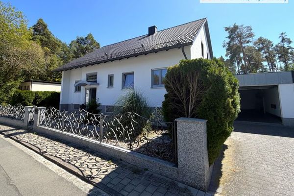 Family dream: Prestigious detached house with a large garden plot on the edge of the forest, in Zirndorf.
