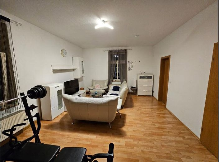 Gohlis-Süd’de ankastre mutfaklı güzel 2 odalı eski bina dairesi – Wohnzimmer