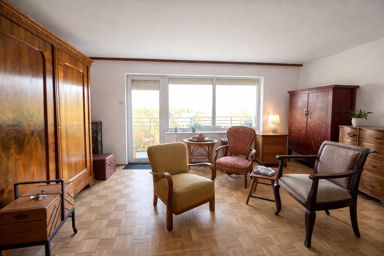 MZ-Oberstadt: Ruhige, sanierte, gut geschnittene 3 Zimmerwohnung, 1. OG, gepflegte Wohneinheit. – Wohnzimmer