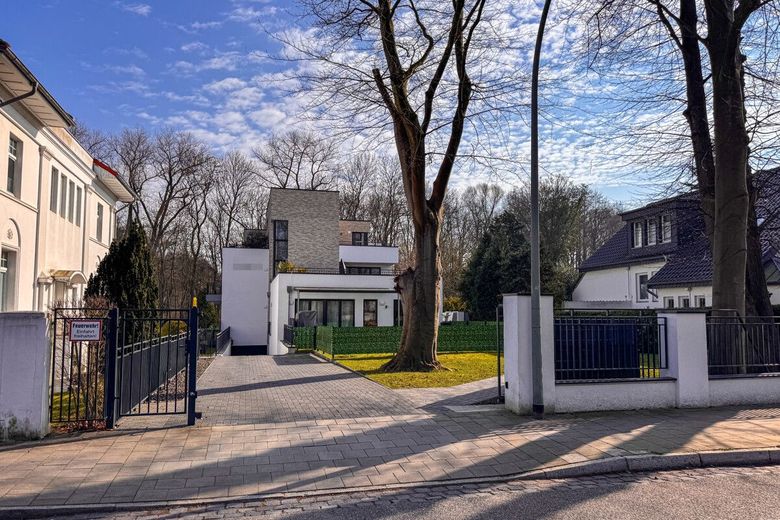 Wohnen wie im Haus: Ebenerdig 3 Zimmer mit Garten u. Tiefgarage am Bürgerpark im Neubau von 2023 – Einfahrt zum Gebäude