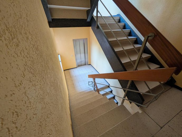 Familien- und Tierfreundliche Stadtwohnung 4 Zimmer Wohnung – Treppenhaus