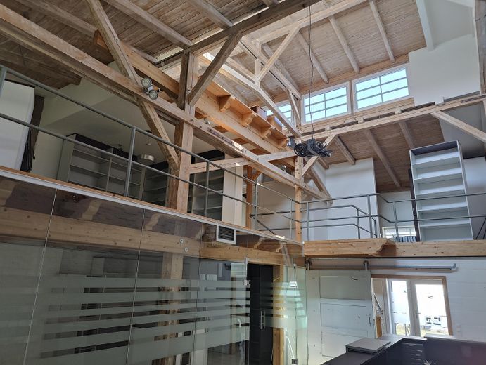 Loft-Büro in der Frachthalle – Blick zu den Oberdecks