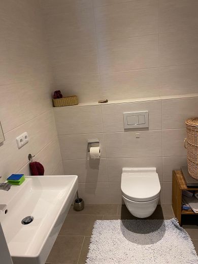 Moderne 4 Zimmer Whg. im 2. OG mit großem Balkon – Gästetoilette