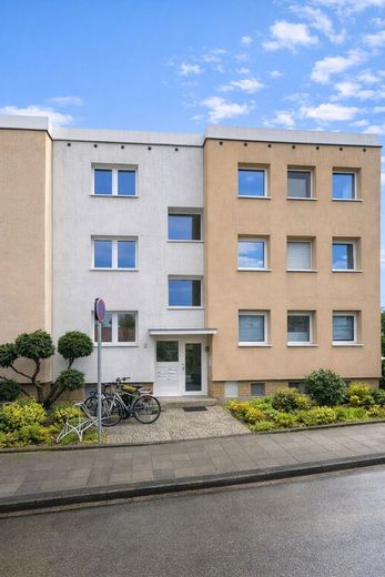 Begehrte Lage Weststadt: ETW mit Balkon und Garage – Wohnhaus mit Eingang und Fahrrädern