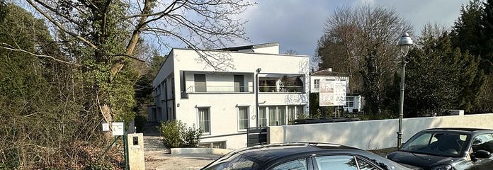 4-R. FREI ohne Makler Erstbezug 190m² Garten, 2xBad, Klimaanl., Bodenhzg., Parkett, Balk.&Terrasse – Frontseite Eingang