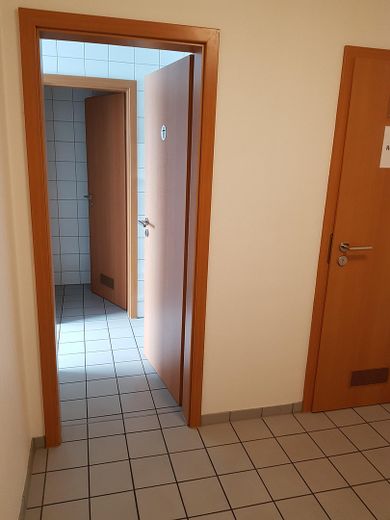 Kleine Bürofläche, Homeoffice-Ersatz sofort verfügbar – Blick Sanitäranlagen