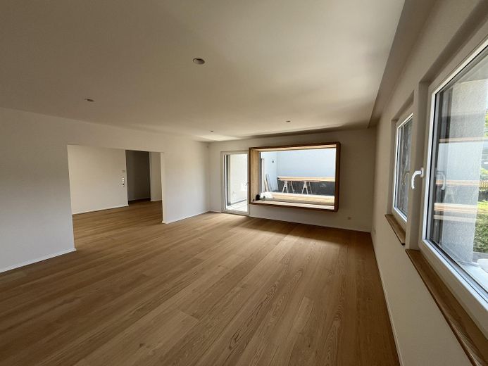 Kernsanierter Luxus (A+) mit 30m² Sonnen-Terrasse in Haslach – Wohnzimmermit Sitzfenster