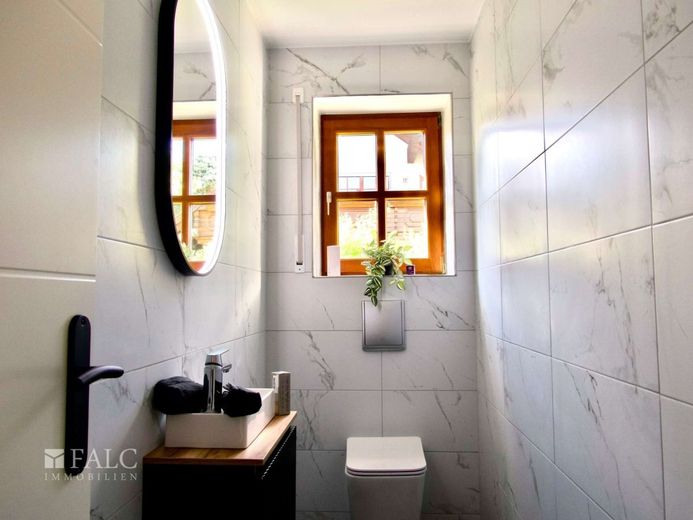 Einfach Mehr: Großzügige 4-Zimmer-Wohnung über 2 Ebenen | 217 m² Wfl | Einliegerwohnung - Tegernheim – EG: Gäste WC