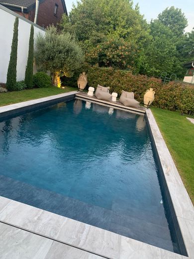 Exklusives Wohnen in bester Lage – Traumgarten mit Pool inklusive – POOL