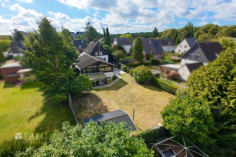 Aussergewöhnliches Architektenhaus sucht neuen Eigentümer – Gartenansicht Drohne