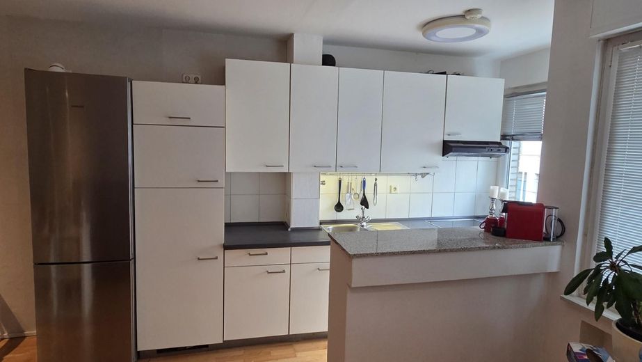 Vivienda moderna en Unterbilk: elegante apartamento con plaza de garaje subterráneo. – Offene Küche mit Tresen und Gr