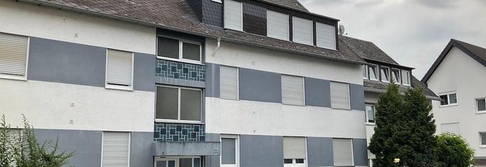 Gemütliche Dachgeschosswohnung in Ko-Metternich, provisionsfrei, mit Balkon und Garage – Außenansicht