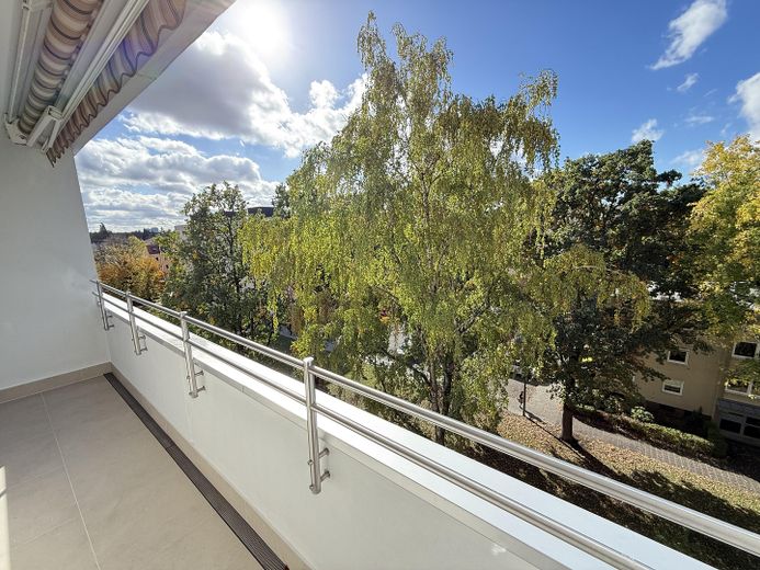 ERSTBEZUG - Vollständig sanierte 3-Zimmer-Wohnung mit Loggia und ca. 4 % Mietrendite in Nbg-Zabo – Loggia