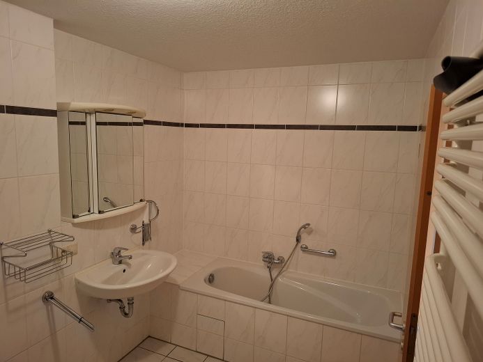 Penthouse na sprzedaż w spokojnej okolicy – Badezimmer mit Wannenbad