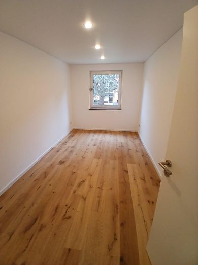 Piso de 4 habitaciones completamente renovado con balcón en Trier-Heiligkreuz – de alta calidad y listo para entrar a vivir – Schlafzimmer mittel