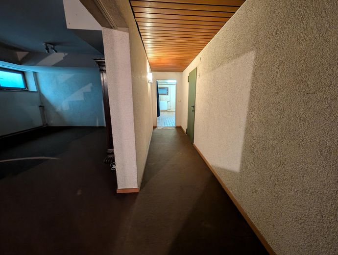 Bungalow de arquitecto con piscina cubierta en Limburgerhof – Flur Keller