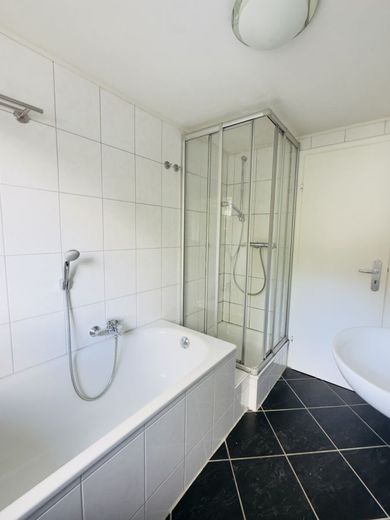 Mehrfamilienhaus in Bergisch Gladbach mit großem Grundstück &amp; Entwicklungspotenzial – Badansicht im DG