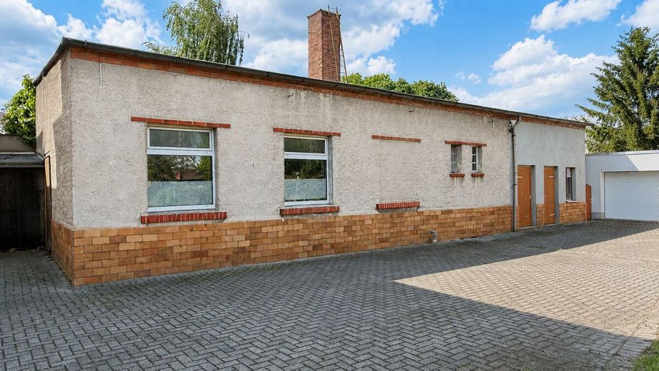 PROVISIONSFREI | Zweifamilienhaus mit Gewerbeeinheit, großem Grundstück und Pool – damit du auch Platz zu Handwerken hast