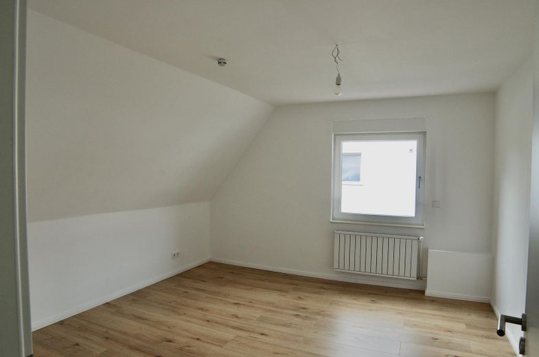 Traumhafte Doppelhaushälfte | Garten | Wallbox | klimatisiertes Dachstudio | 133 m2 | Köhlerberg – Schlafzimmer 1