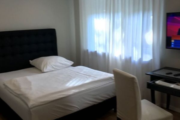 Moderne gemeubileerde studio met schoonmaakservice, alles nieuw