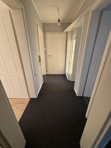 3-Zimmer-Dachgeschosswohnung mit Balkon + EBK in Maisach, Nutzfläche 151 qm, 5 Fußminuten zur S3 – Flur