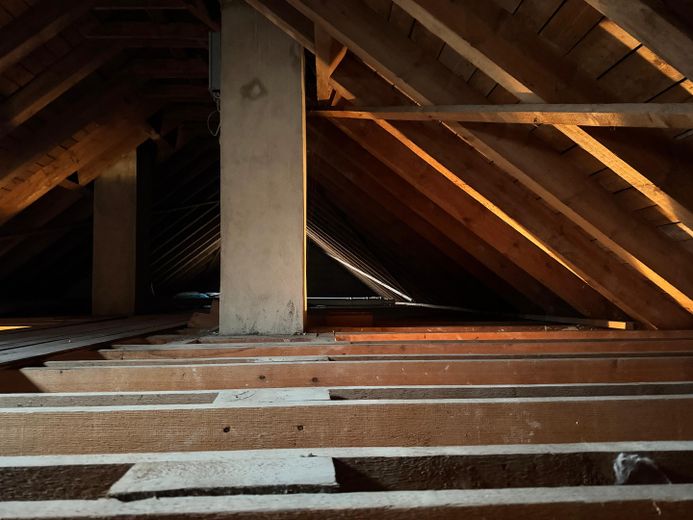 Bez prowizji od właściciela! Poddasze z możliwością adaptacji + pojedynczy garaż w centralnej lokalizacji w Bayreuth – Photo 6