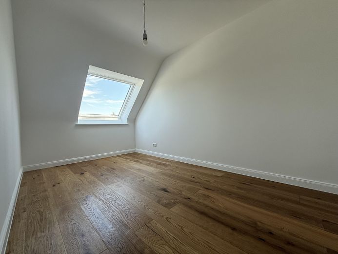 Etagen-Wohnung mit Reihenhaus-Charakter: kernsaniert, hell, Top-Schnitt, gut angebunden & im Grünen – Büro-Gäste-2