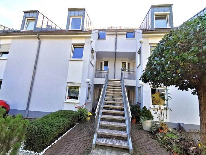 Familienfreundliche 4‑Zi‑Maisonette mit EBK & Balkon – Außenansicht Eingang