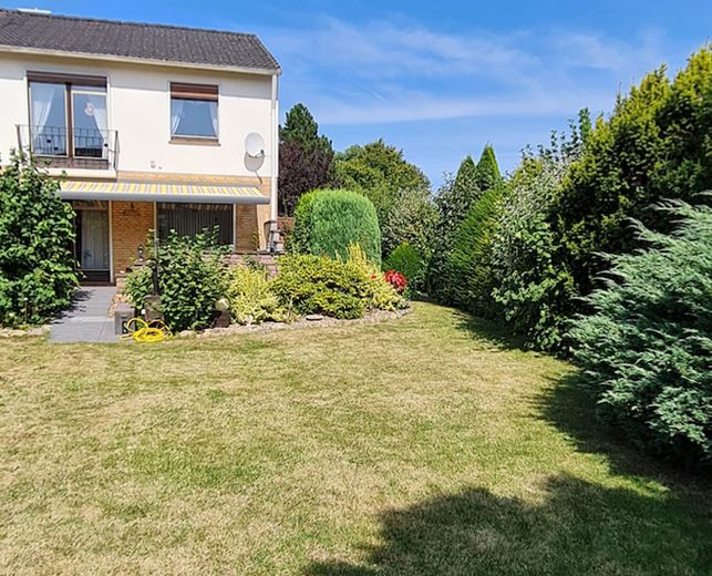 Gemütliches, sehr gepflegtes Endreihenhaus mit großem Garten und Vollkeller in ruhiger Lage! – HausGarten_Titel