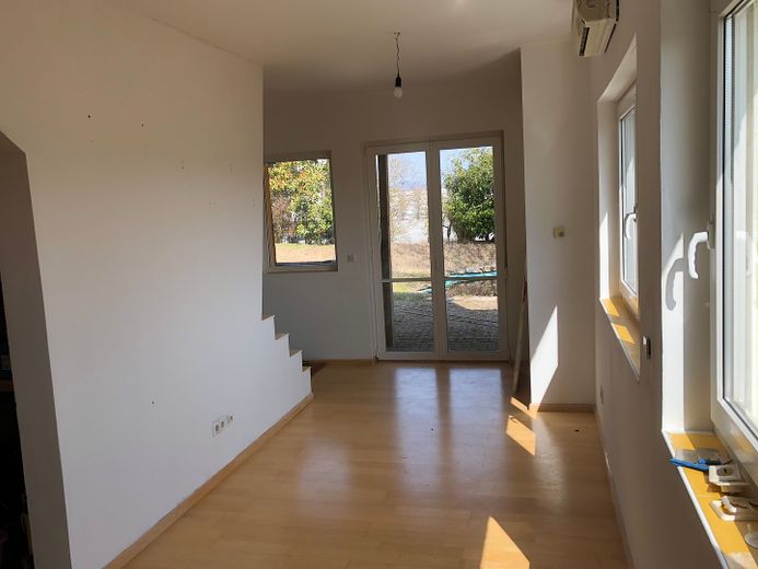 Büro(Wohnung), Werkstatt, Atelier, Ausstellungs/-Produktionshalle mit großem Grundstück – EG.